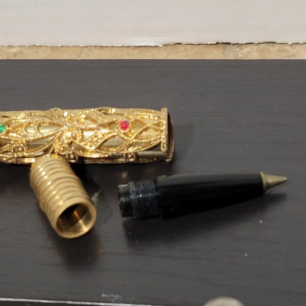 Vtg Ornate Gold Filagree w/Rhinestones Keychain Pen.